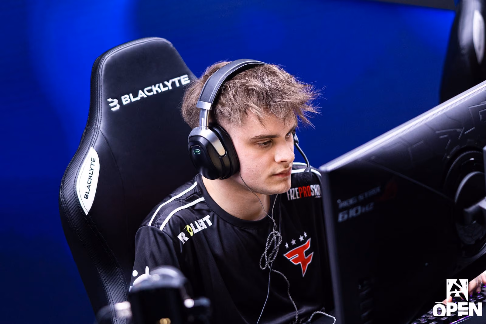 Настройки jcobbb в CS2: сенса 1.5, прицел, eDPI 600 (FaZe Clan)